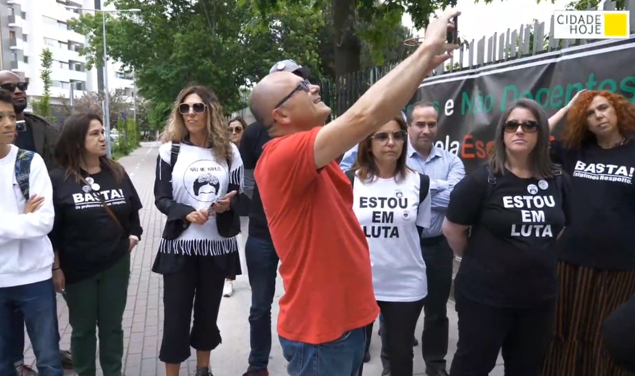 Ministro da Educação recebido por “assombração” professores em Famalicão