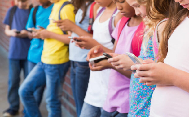 Petição que pede fim dos telemóveis nos recreios das escolas já conta com mais de 2.000 assinaturas