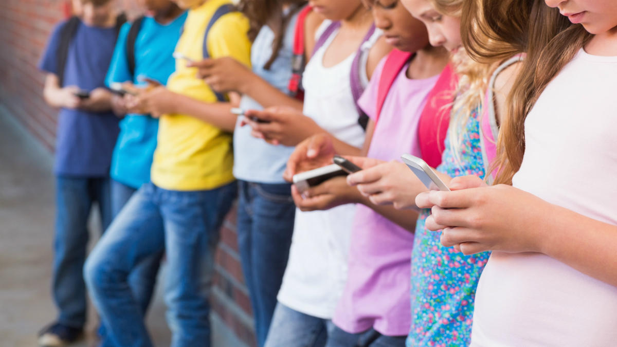 Petição que pede fim dos telemóveis nos recreios das escolas já conta com mais de 2.000 assinaturas