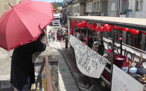 “A gata bufa, mas leva no pacote”