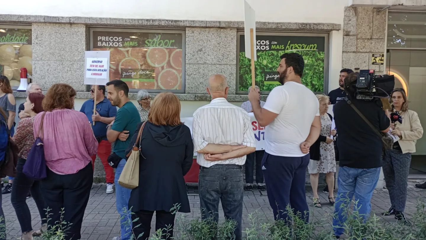 ‘Os Mesmos de Sempre a Pagar’ protestam em Guimarães para alertar que “a crise aumenta, o povo não aguenta