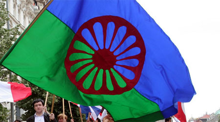 Dia das Pessoas Ciganas. Conheça o significado da bandeira cigana
