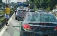 Estafeta ‘apanhado’ a circular de trotinete na A28, junto ao Norte Shopping