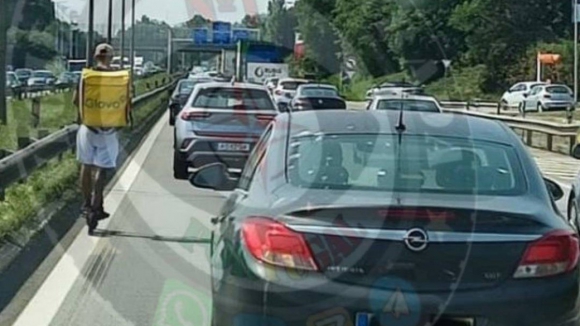 Estafeta ‘apanhado’ a circular de trotinete na A28, junto ao Norte Shopping