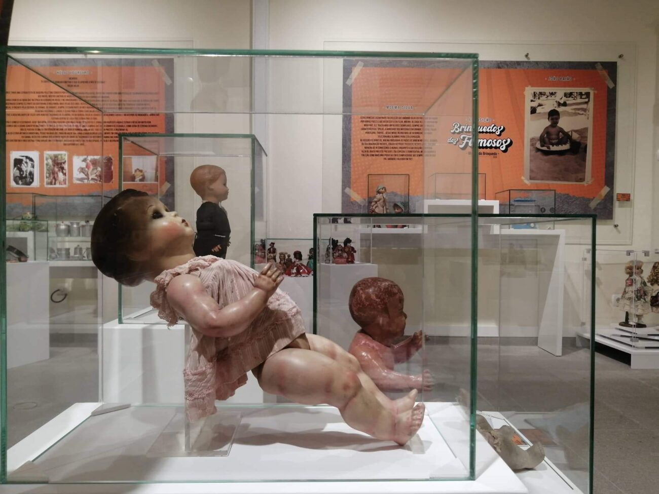 Bonecas de António Variações em exposição no Museu do Brinquedo de Seia