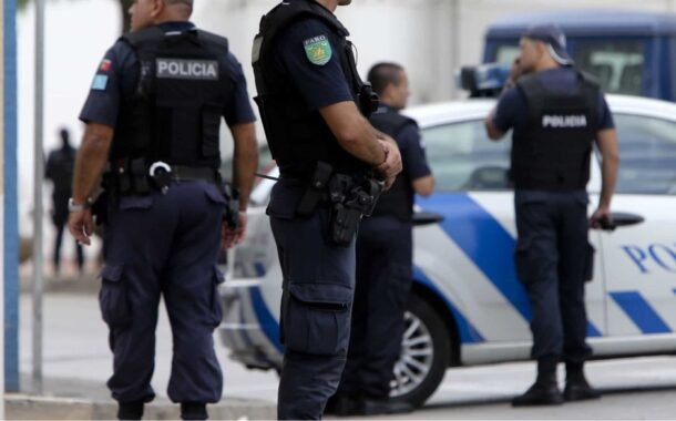 Fingiu ter arma debaixo do casaco para assaltar turistas em Lisboa