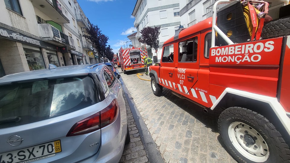 Incêndio deflagra no antigo quartel dos Bombeiros Voluntários de Monção