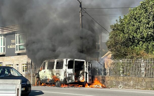 Carrinha incendeia-se e chamas atingem casa em Famalicão