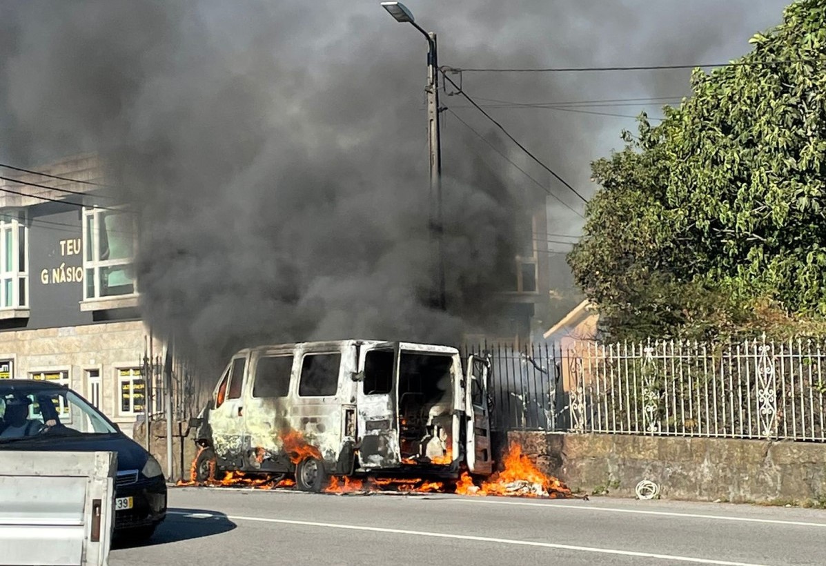 Carrinha incendeia-se e chamas atingem casa em Famalicão