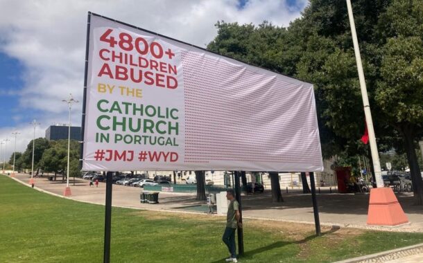 Oeiras retira cartaz que lembra abusos na Igreja