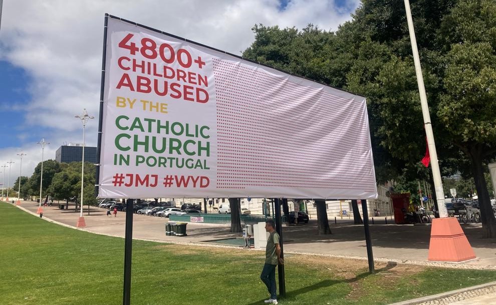Oeiras retira cartaz que lembra abusos na Igreja