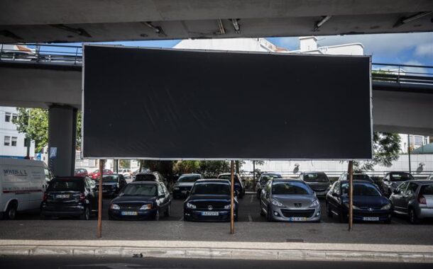 Retirada de cartaz em Oeiras é “censura” e “subserviência” à Igreja