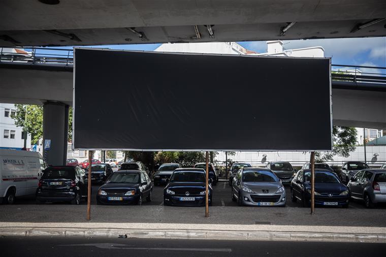 Retirada de cartaz em Oeiras é “censura” e “subserviência” à Igreja