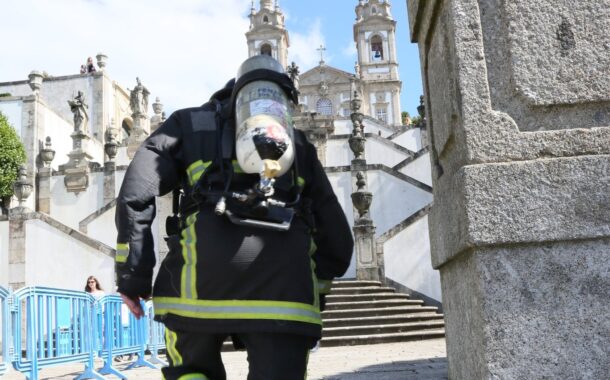 Mais de 1.000 bombeiros partem à conquista do escadório do Bom Jesus com 30 quilos de equipamento