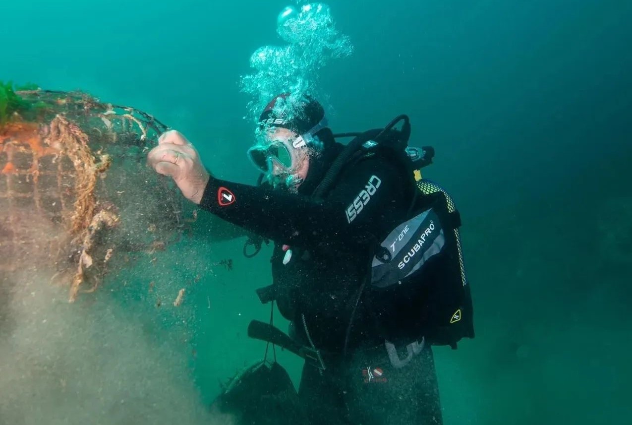 Voluntários limpam mar e praias todo o país