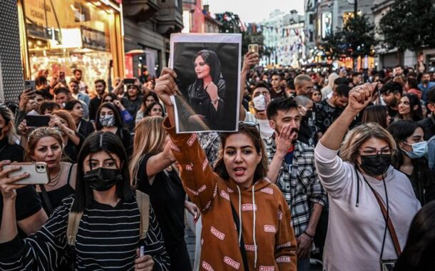 Forças de segurança iranianas advertem pai Mahsa Amini para não assinalar data da morte da filha