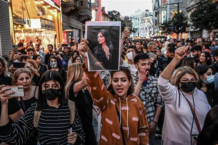 Forças de segurança iranianas advertem pai Mahsa Amini para não assinalar data da morte da filha