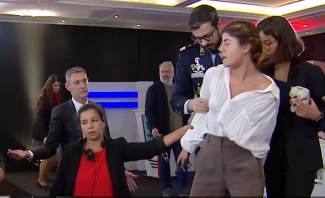 Activistas identificadas, mas não detidas, após ataque com tinta ao ministro do Ambiente