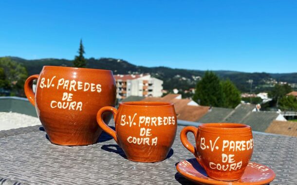 Bombeiros de Paredes de Coura lançam colecção de canecas tradicionais