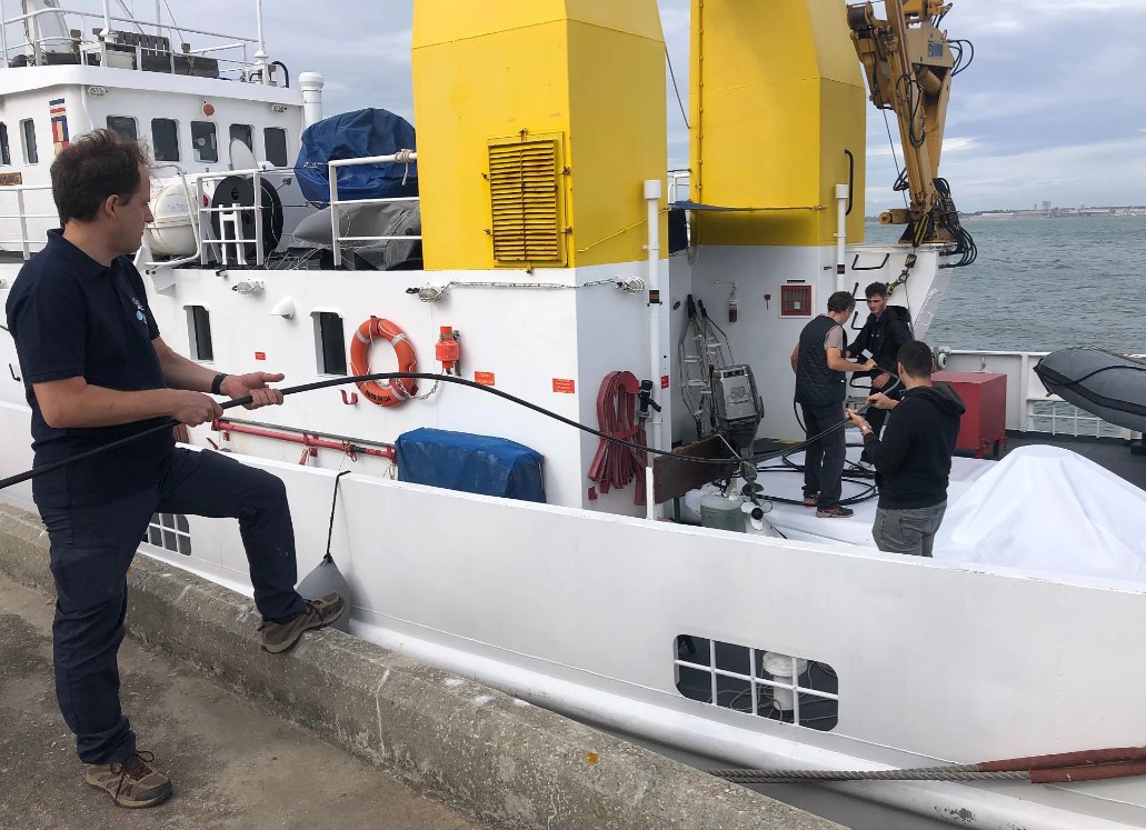 Empresa de Braga instala cabo submarino inteligente para ajudar a detectar sismos e tsunamis