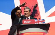 Líder da oposição britânica é coberto de purpurina por manifestante
