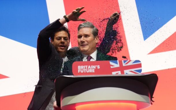 Líder da oposição britânica é coberto de purpurina por manifestante