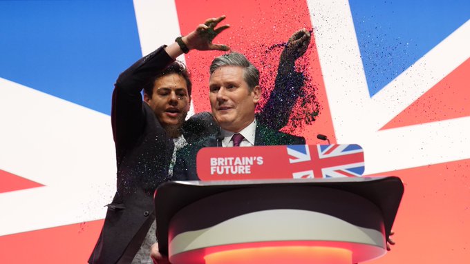 Líder da oposição britânica é coberto de purpurina por manifestante