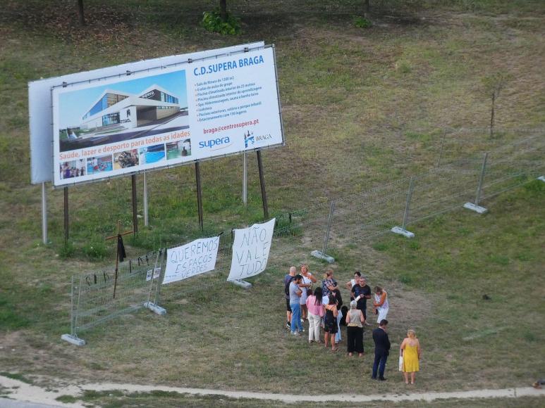 Moradores de rua no BragaParque promovem vigília contra construção de complexo desportivo