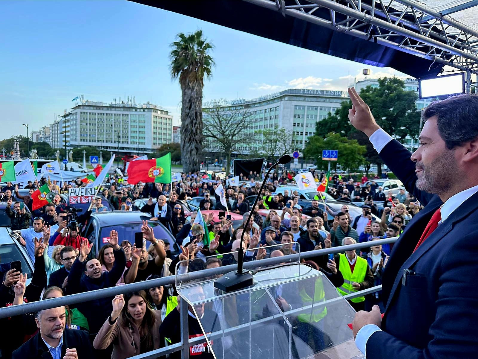 Centenas de manifestantes contra aumento do IUC em buzinão do Chega