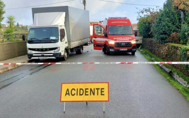 Uma pessoa ferida em colisão rodoviária em Famalicão