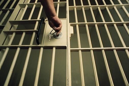 Guardas prisionais em greve de 24 horas a partir da meia-noite