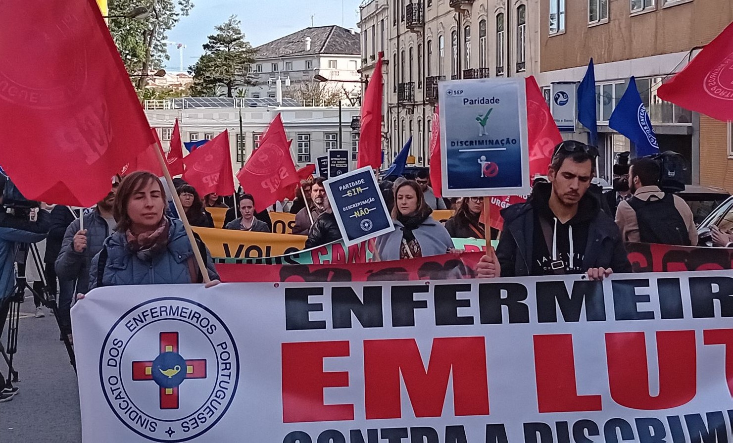 Grupo de cidadãos apela a profissionais de saúde que suspendam formas de luta