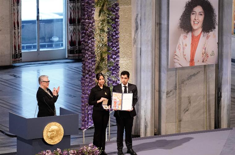 Nobel da Paz, que se encontra presa no Irão, pede ajuda para pôr fim a regime de “terrorismo e extremismo”