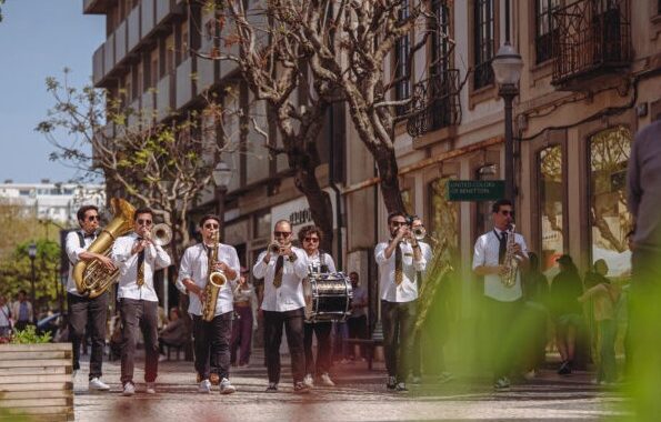 Bandas de rua levam colorido e outras sonoridades ao Natal em Coura