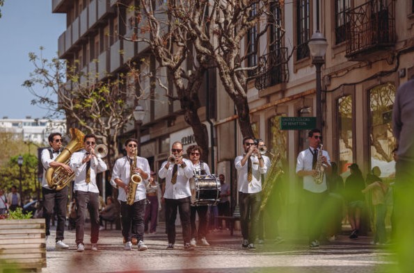 Bandas de rua levam colorido e outras sonoridades ao Natal em Coura