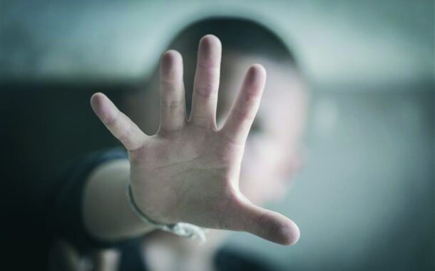 Grupo de alunos tenta violar colega com cabo de vassoura dentro de escola de Famalicão