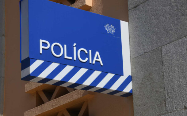 Populares entregam à PSP homem de 62 anos que estava a assaltar carro em Braga
