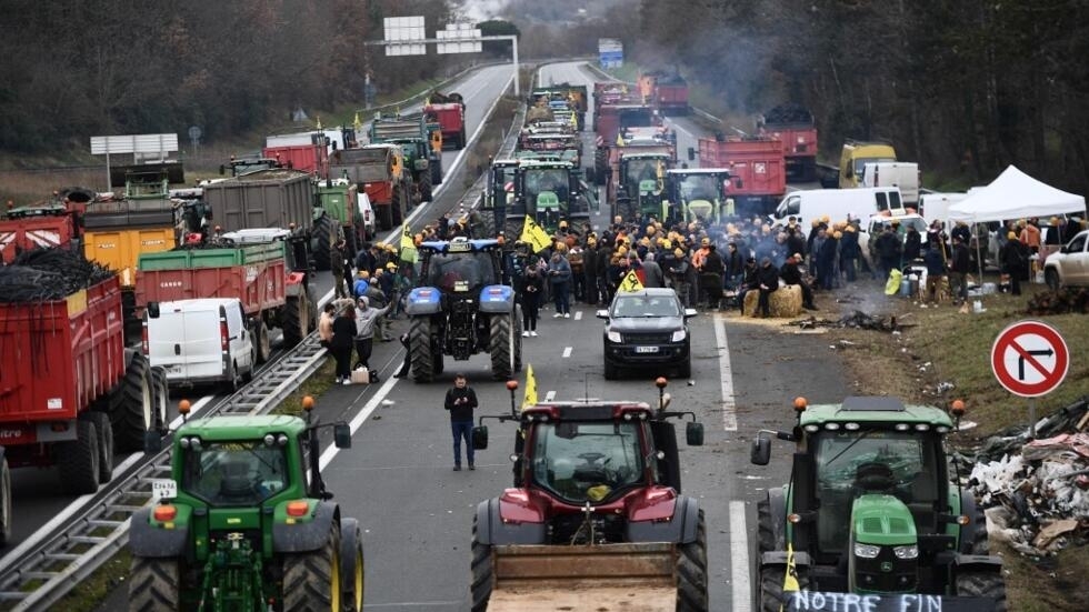 Bloqueio dos agricultores franceses põe em risco importações e exportações portuguesas