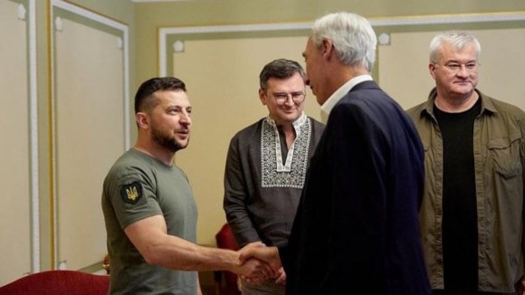 Zelensky condecora Gomes Cravinho por apoio à Ucrânia