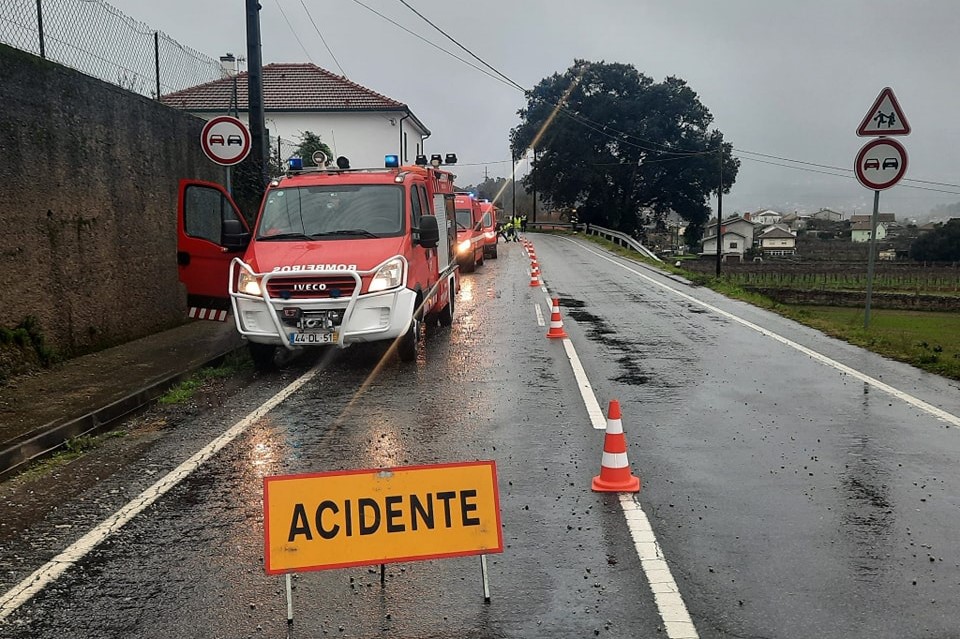 Dois feridos em despiste de carro na EN 101 em Monção