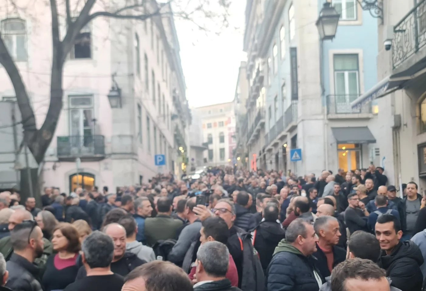 Milhares de polícias exigem nas ruas de Lisboa suplemento de risco idêntico ao da PJ