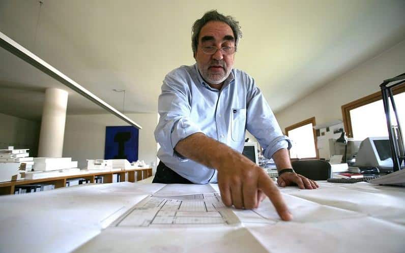 Souto de Moura recebe mais alta distinção do Ministério da Cultura de França