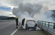 Carro fica totalmente consumido pelas chamas na A3 em Valença