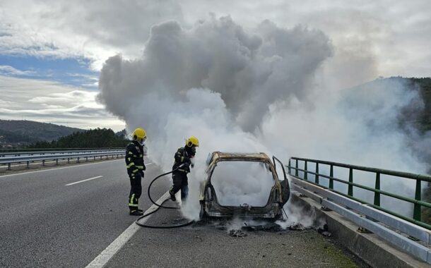 Carro fica totalmente consumido pelas chamas na A3 em Valença