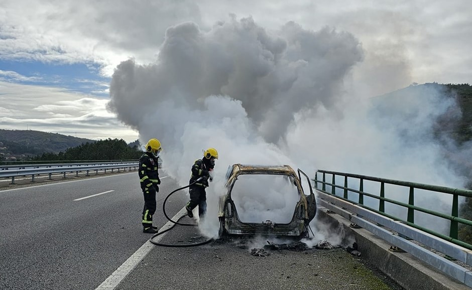 Carro fica totalmente consumido pelas chamas na A3 em Valença