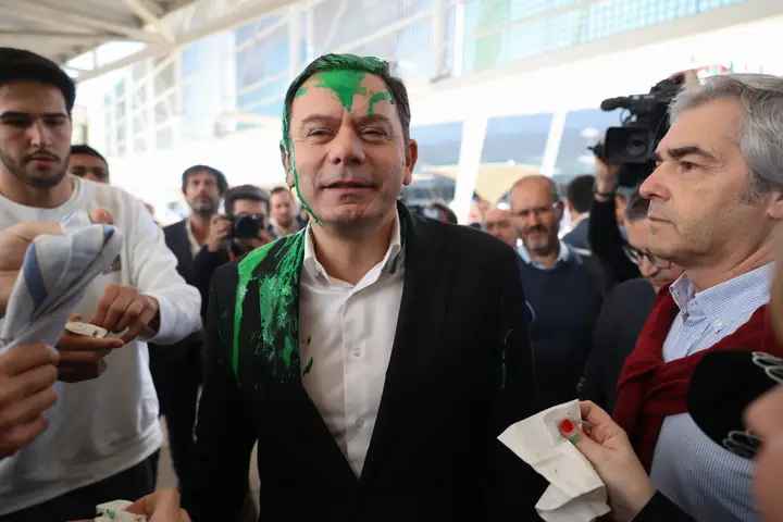 PSP detém activista que atingiu Luís Montenegro com tinta verde