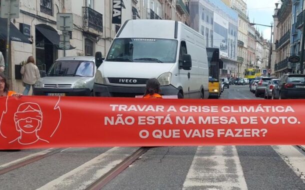Três activistas da Climáximo bloqueiam rua e acabam detidos em Lisboa