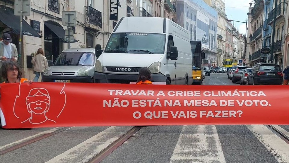 Três activistas da Climáximo bloqueiam rua e acabam detidos em Lisboa