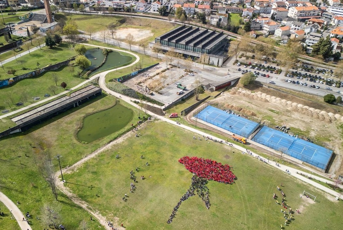 Mais de 1.400 crianças de Fafe formam ‘cravo humano’ para arrancar com as comemorações de Abril