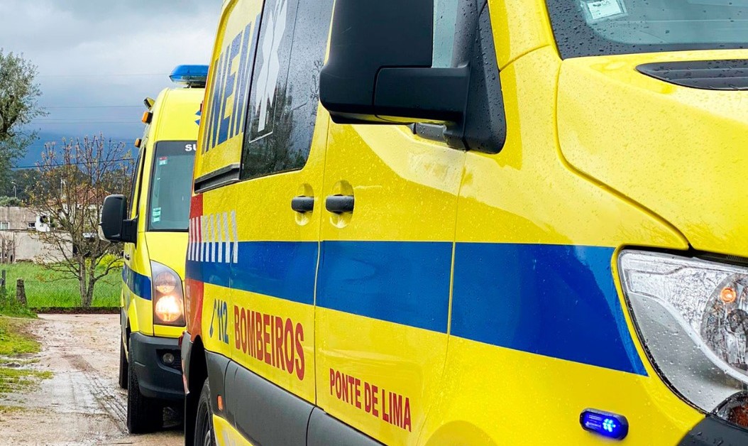 Despiste seguido de capotamento na A3 em Barcelos. Ferido recusa ir ao hospital